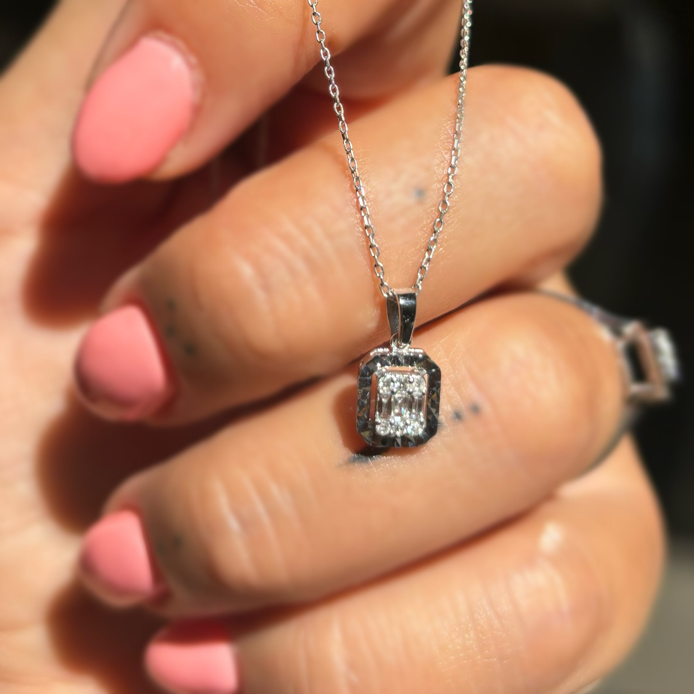 Златна диамантена висулка от колекция Baguette с 0.12 карата диаманти